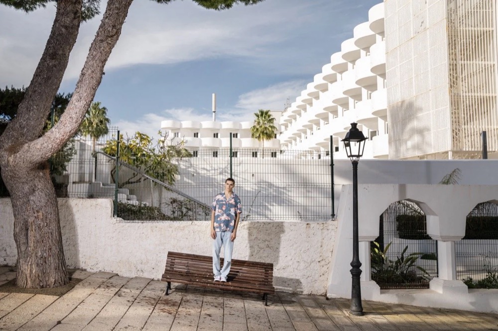 Hotel am Meer mit palmengesäumter Promenade, Drykorn-Kampagne FS/SS 24 Teil II auf Mallorca