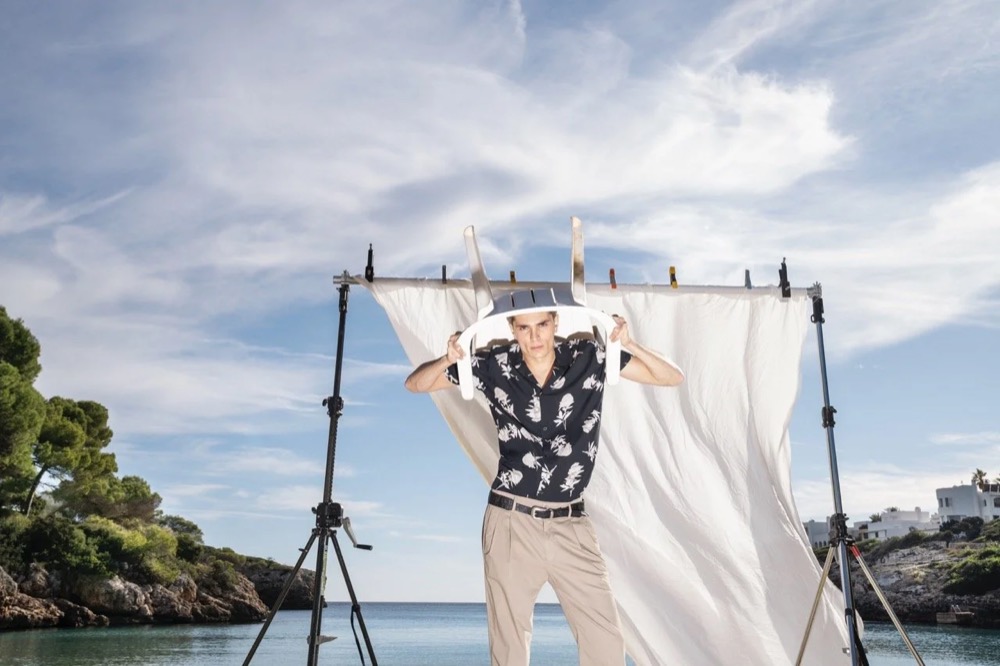 Model vor einem weißen Hintergrund am Strand, Drykorn-Kampagne FS/SS 24 Teil II auf Mallorca