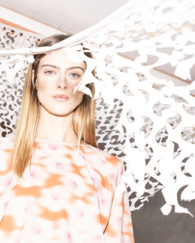 Nahaufnahme eines Models hinter weißem Spitzenstoff, Drykorn-Kampagne FS/SS 24 Teil II auf Mallorca