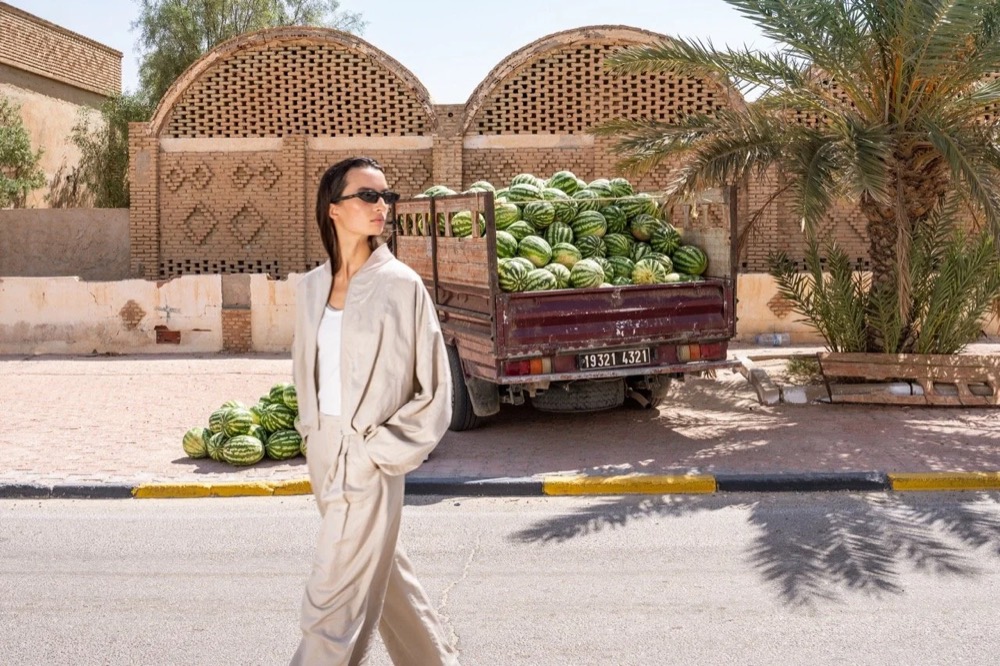 Model vor einem mit Wassermelonen beladenen Lastwagen, Drykorn-Kampagne FS/SS 24 in Tozeur, Tunesien