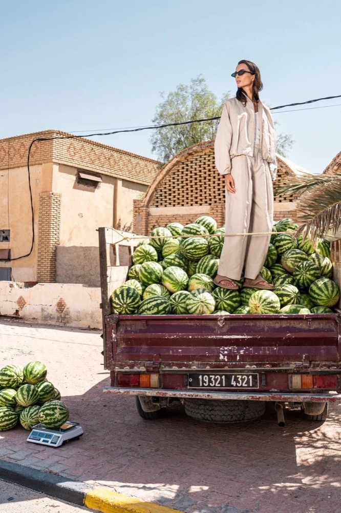Model steht auf einem Wassermelonen-Lastwagen, Drykorn-Kampagne FS/SS 24 in Tozeur, Tunesien