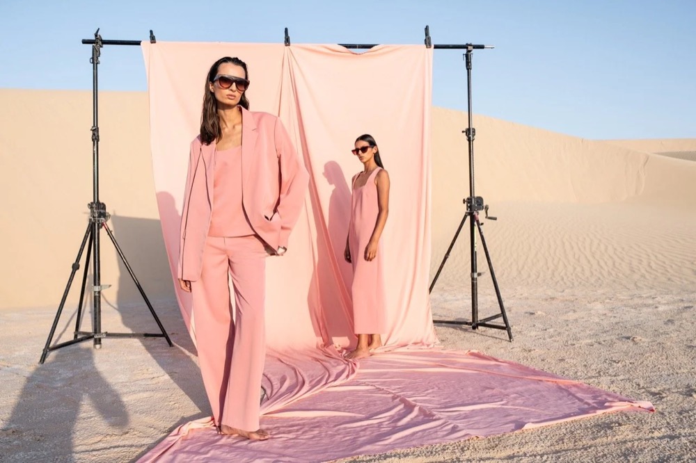 Zwei Models in Rosa vor einem Hintergrund in der Wüste, Drykorn-Kampagne FS/SS 24 in Tozeur, Tunesien