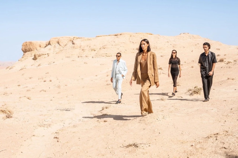 Gruppe von Models läuft durch die Wüste, Drykorn-Kampagne FS/SS 24 in Tozeur, Tunesien