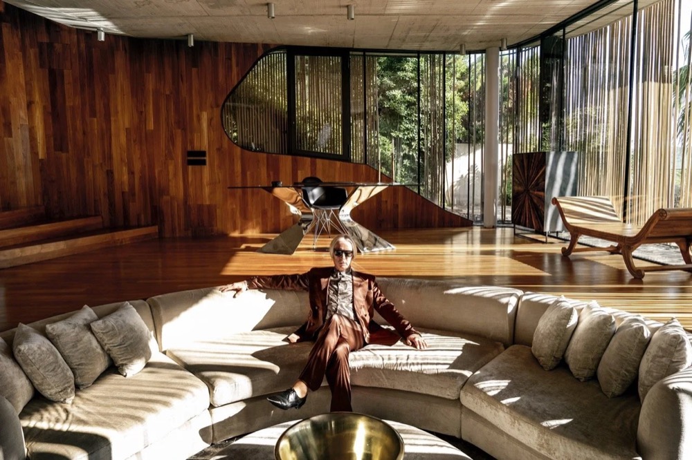 Models in einem holzvertäfelten Wohnzimmer im 70er-Stil, Drykorn-Kampagne FS/SS25 auf Ibiza