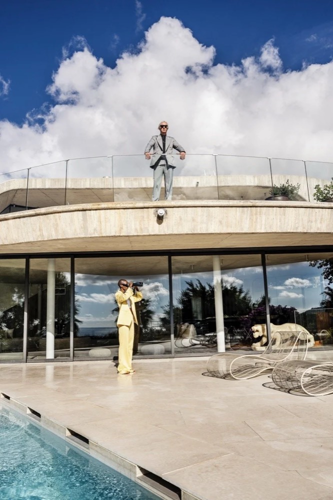 Model in Gelb unter einer Skulptur am Villenpool, Drykorn-Kampagne FS/SS25 auf Ibiza