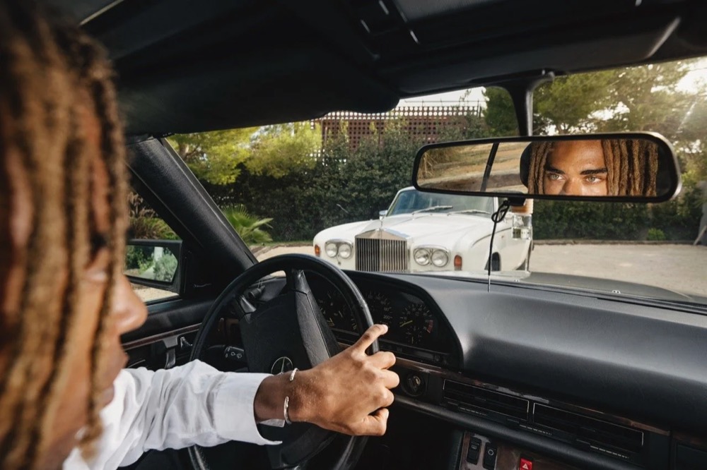 Fahrerperspektive im Innenraum eines Oldtimers, Drykorn-Kampagne FS/SS25 auf Ibiza