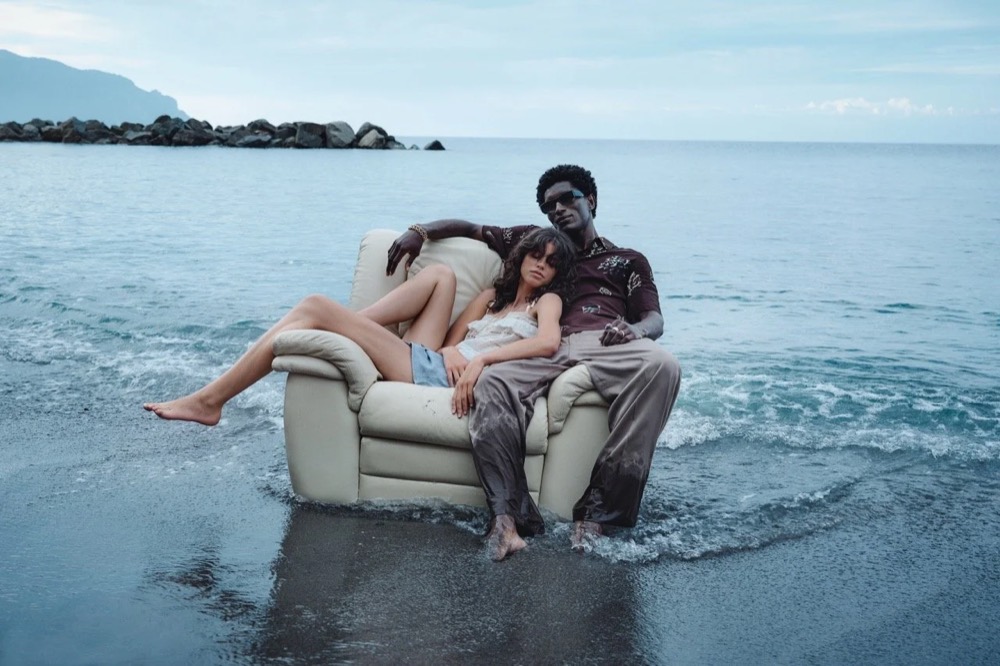 Zwei Models in Sesseln im flachen Meer, Drykorn-Kampagne FS/SS26 in Genua