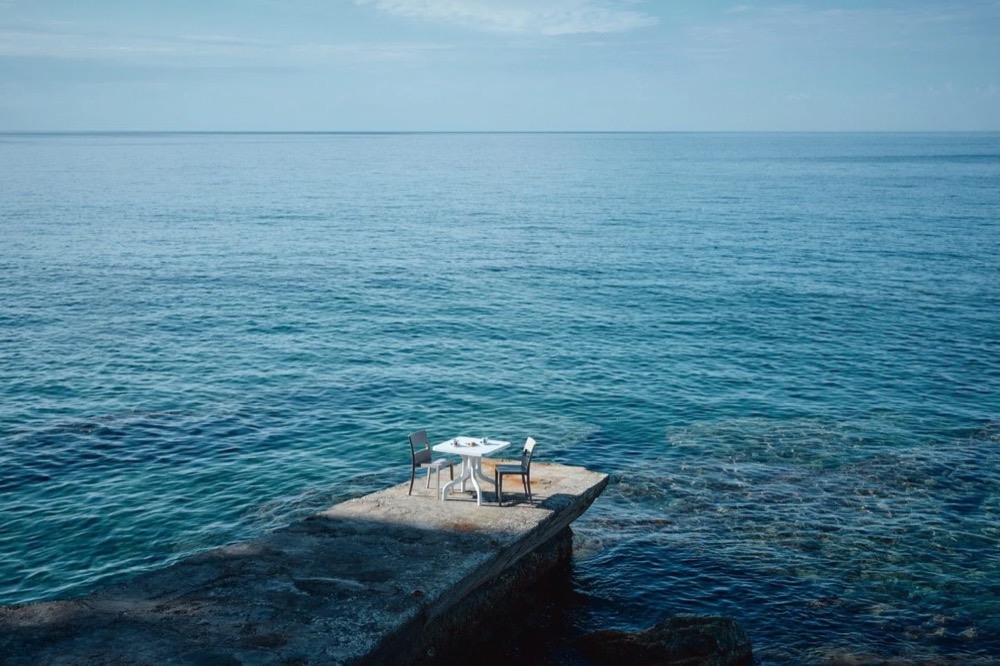 Kleiner Tisch im ruhigen Meer, Drykorn-Kampagne FS/SS26 in Genua