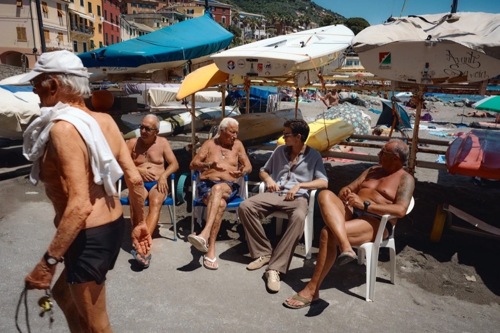 Einheimische und Models unter Sonnenschirmen, Drykorn-Kampagne FS/SS26 in Genua