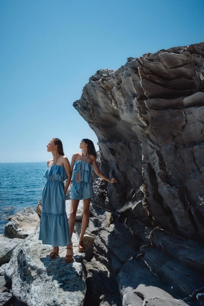 Zwei Models in Denim auf Felsen am Meer, Drykorn-Kampagne FS/SS26 in Genua