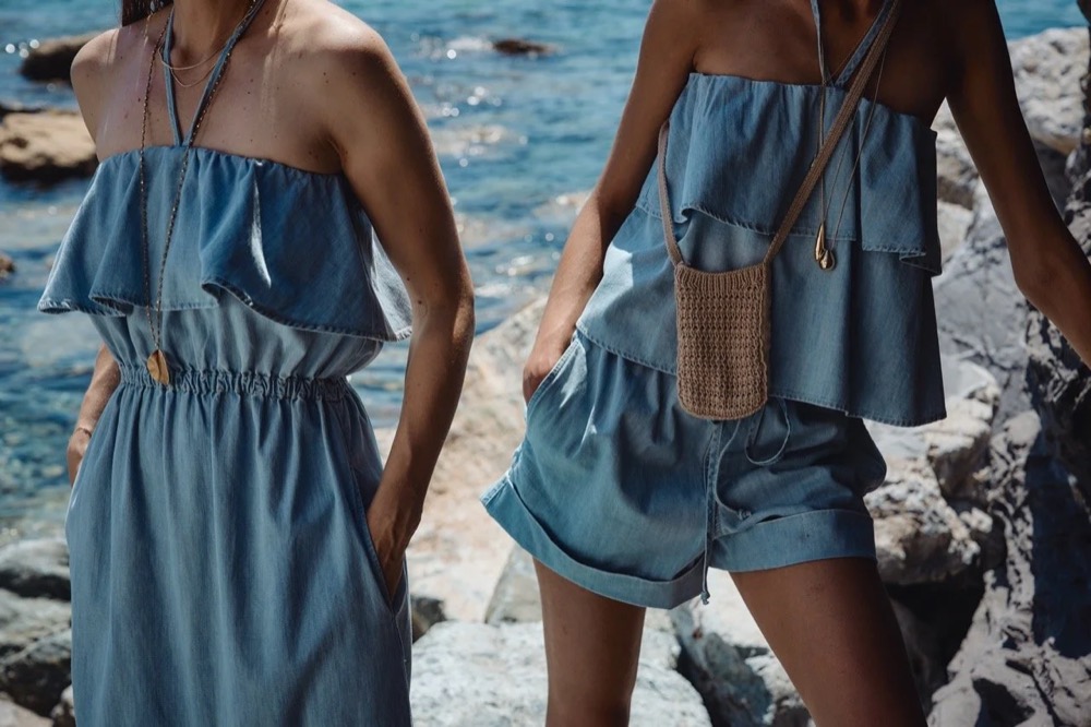 Zwei Models in Denim, Nahaufnahme am Meer, Drykorn-Kampagne FS/SS26 in Genua
