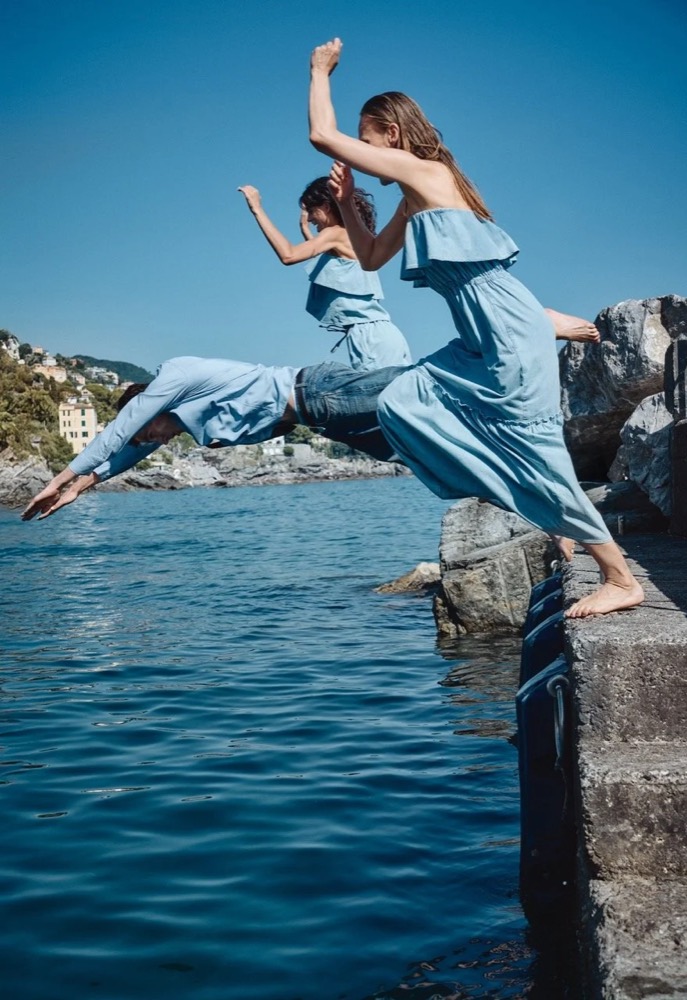 Model in Denim springt über das Wasser, Drykorn-Kampagne FS/SS26 in Genua