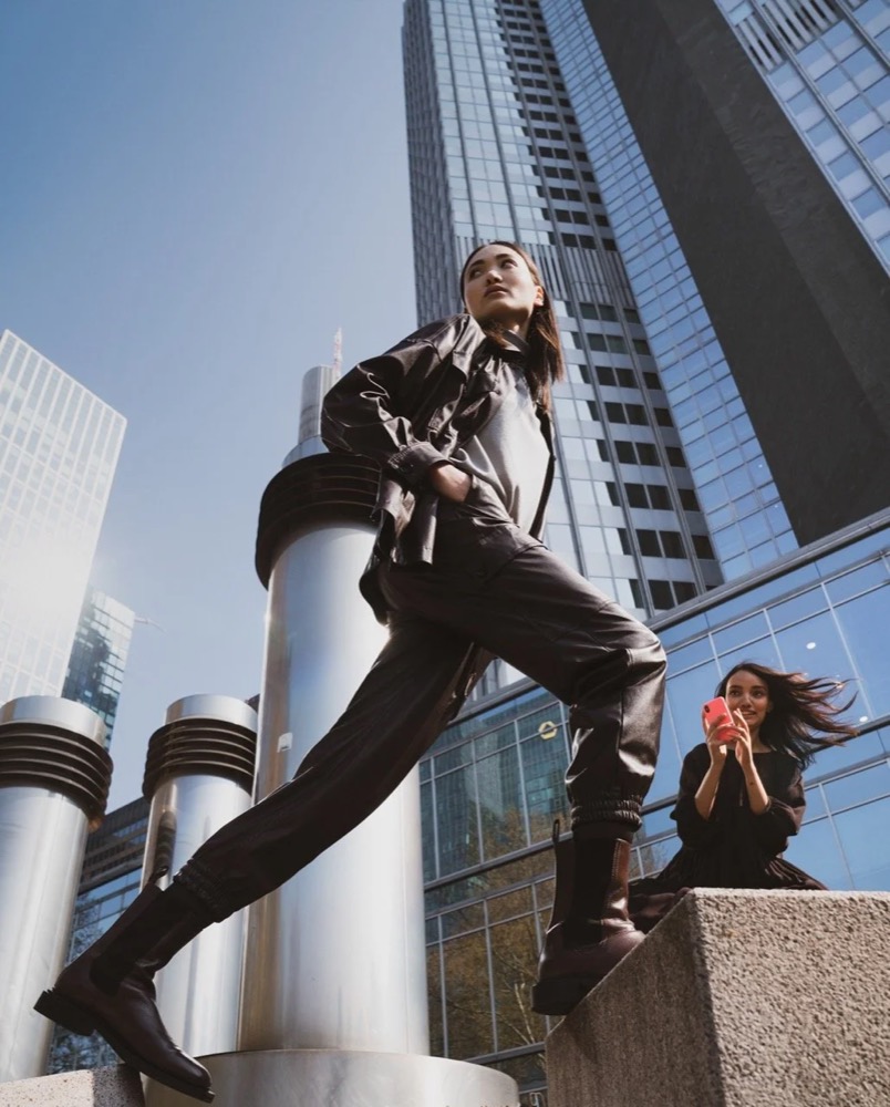 Model in schwarzem Leder zwischen Frankfurter Hochhäusern, Drykorn-Kampagne HW/AW 2021 in Frankfurt