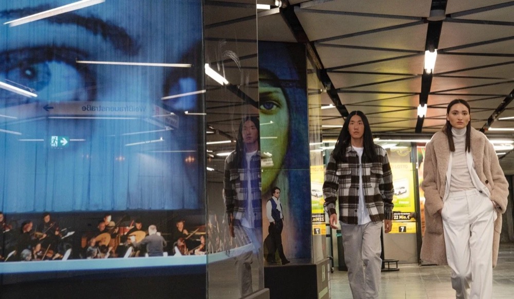 Models in einer U-Bahn-Passage mit blauem Licht, Drykorn-Kampagne HW/AW 2021 in Frankfurt