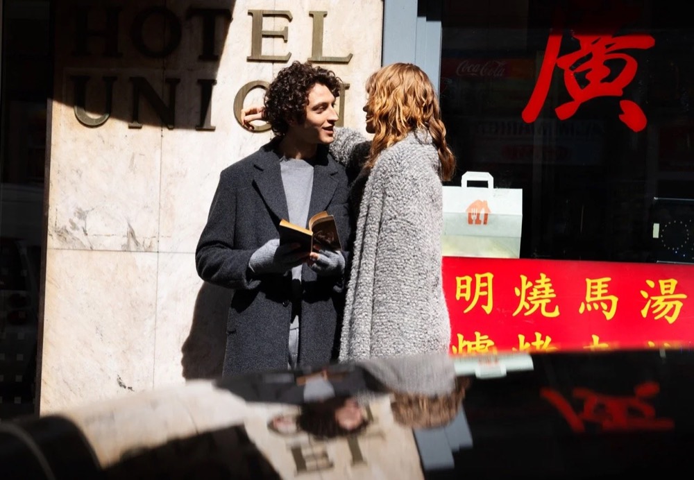 Zwei Models vor einem chinesischen Ladenschild, Drykorn-Kampagne HW/AW 2021 in Frankfurt