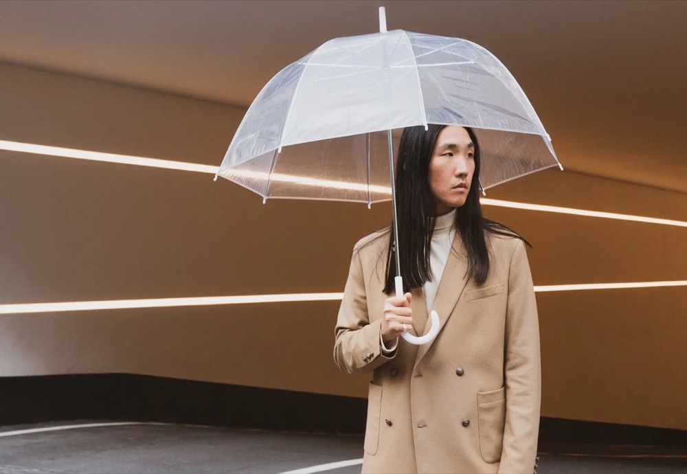 Model mit durchsichtigem Schirm in einem Tunnel, Drykorn-Kampagne HW/AW 2021 in Frankfurt