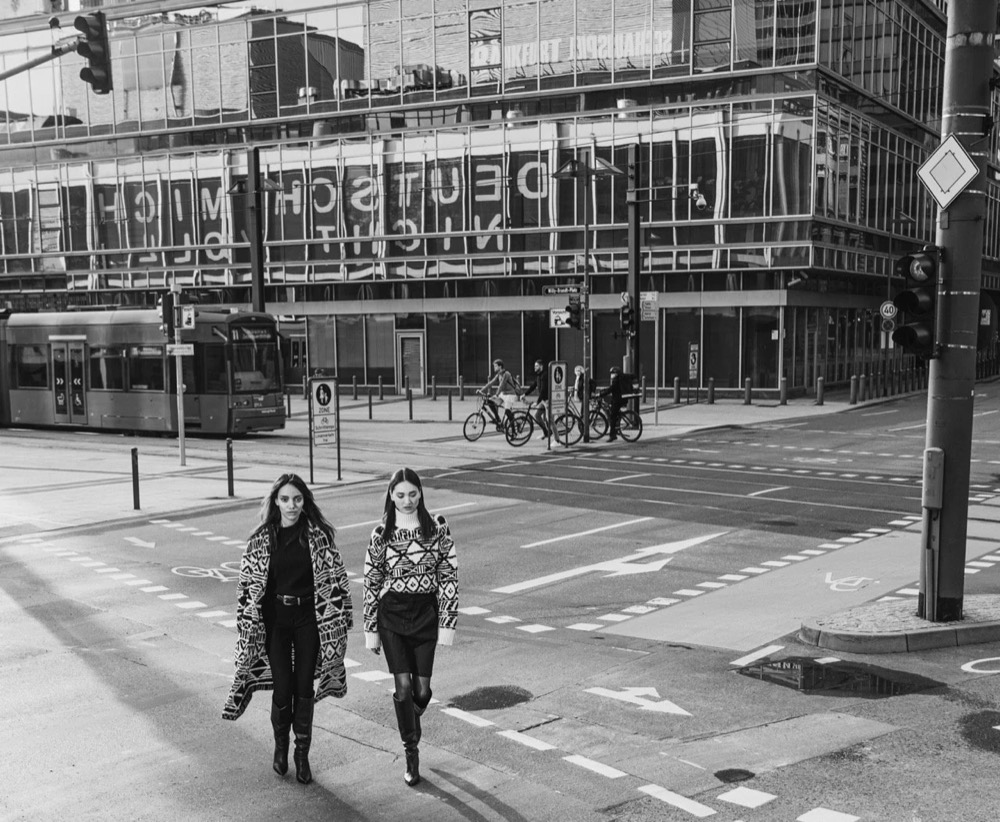 Schwarzweißaufnahme zweier Models, die eine Straße überqueren, Drykorn-Kampagne HW/AW 2021 in Frankfurt