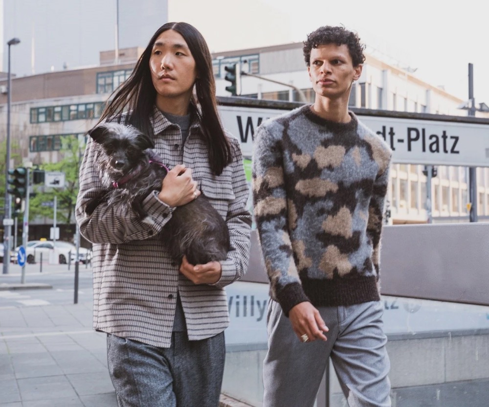 Zwei Models in Strick vor einem Straßenschild, Drykorn-Kampagne HW/AW 2021 in Frankfurt