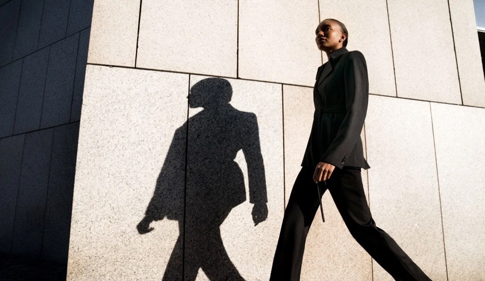 Zwei Models werfen lange Schatten auf eine helle Wand, Drykorn-Kampagne HW/AW 2021 in Frankfurt