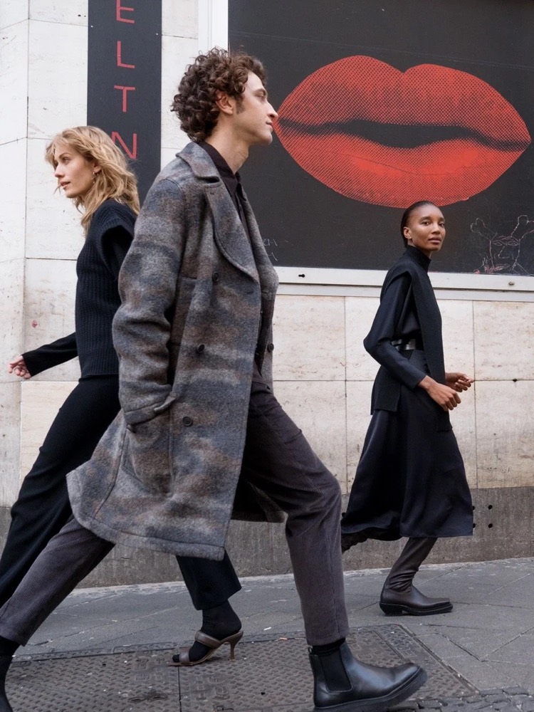 Gruppe von Models geht an einem riesigen Lippen-Wandbild vorbei, Drykorn-Kampagne HW/AW 2021 in Frankfurt