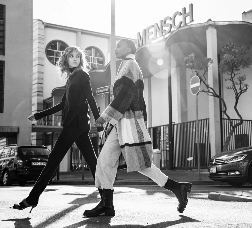 Schwarzweißaufnahme dreier Models, die eine Straße überqueren, Drykorn-Kampagne HW/AW 2021 in Frankfurt