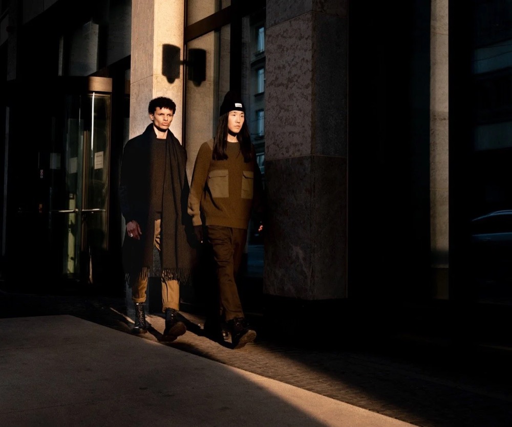 Zwei Models in einem dunklen Hauseingang in hartem Licht, Drykorn-Kampagne HW/AW 2021 in Frankfurt