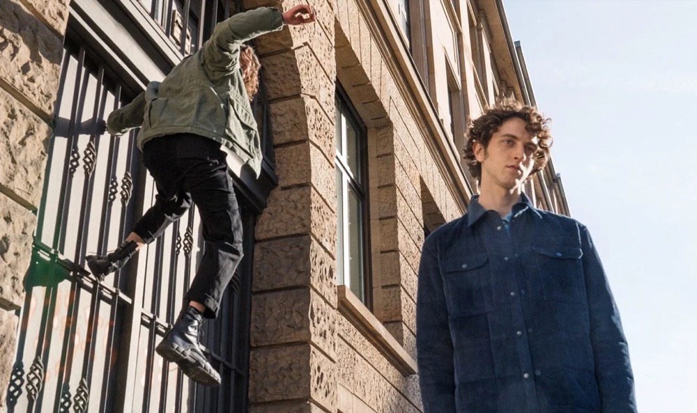 Model neben einem alten Gebäude, ein anderes Model klettert die Fassade hoch, Drykorn-Kampagne HW/AW 2021 in Frankfurt