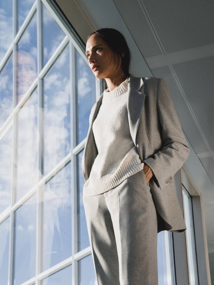 Model im hellen Anzug an einem großen Fenster, Drykorn-Kampagne HW/AW 20 in Frankfurt