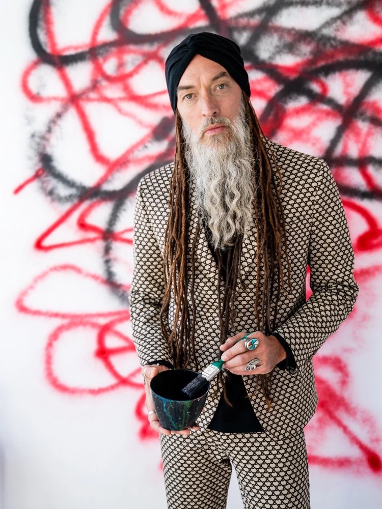 Model mit langem Bart im karierten Anzug vor roten Kritzeleien, Drykorn-Kampagne HW/AW 20 in Frankfurt