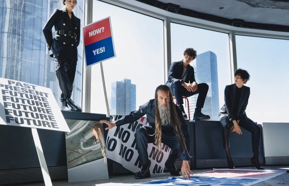Gruppe von Models auf einem Dach, dahinter die Skyline, Drykorn-Kampagne HW/AW 20 in Frankfurt
