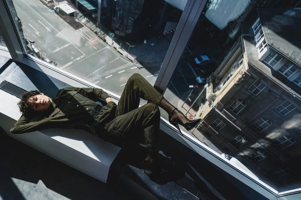 Model liegt auf einem Dach zwischen technischen Anlagen, Drykorn-Kampagne HW/AW 20 in Frankfurt
