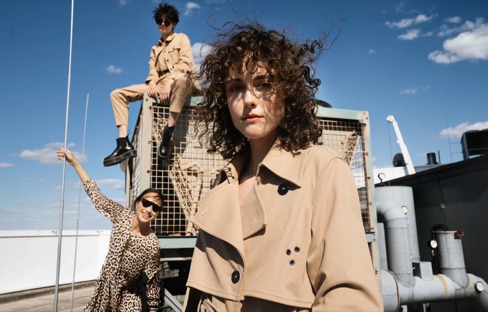 Models in Mänteln auf einem Dach, Drykorn-Kampagne HW/AW 20 in Frankfurt