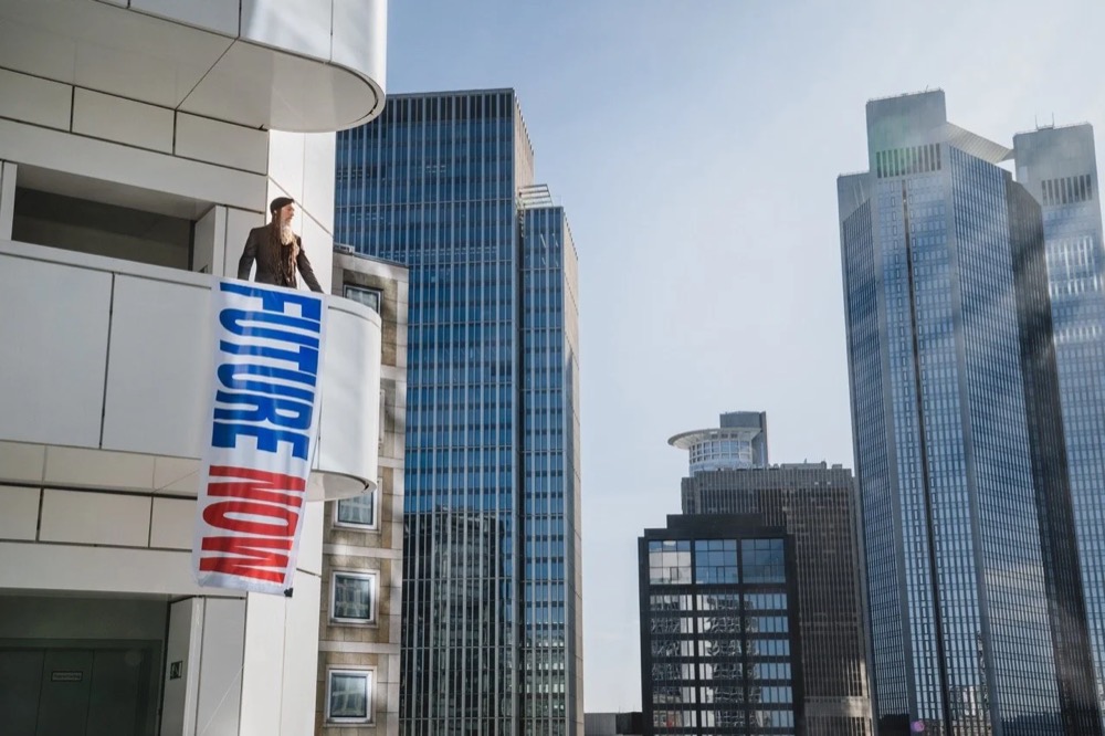 Model auf einer Dachterrasse zwischen Frankfurter Hochhäusern, Drykorn-Kampagne HW/AW 20 in Frankfurt
