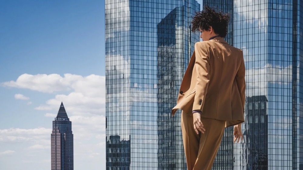 Model im kamelfarbenen Anzug, dahinter Hochhäuser, Drykorn-Kampagne HW/AW 20 in Frankfurt