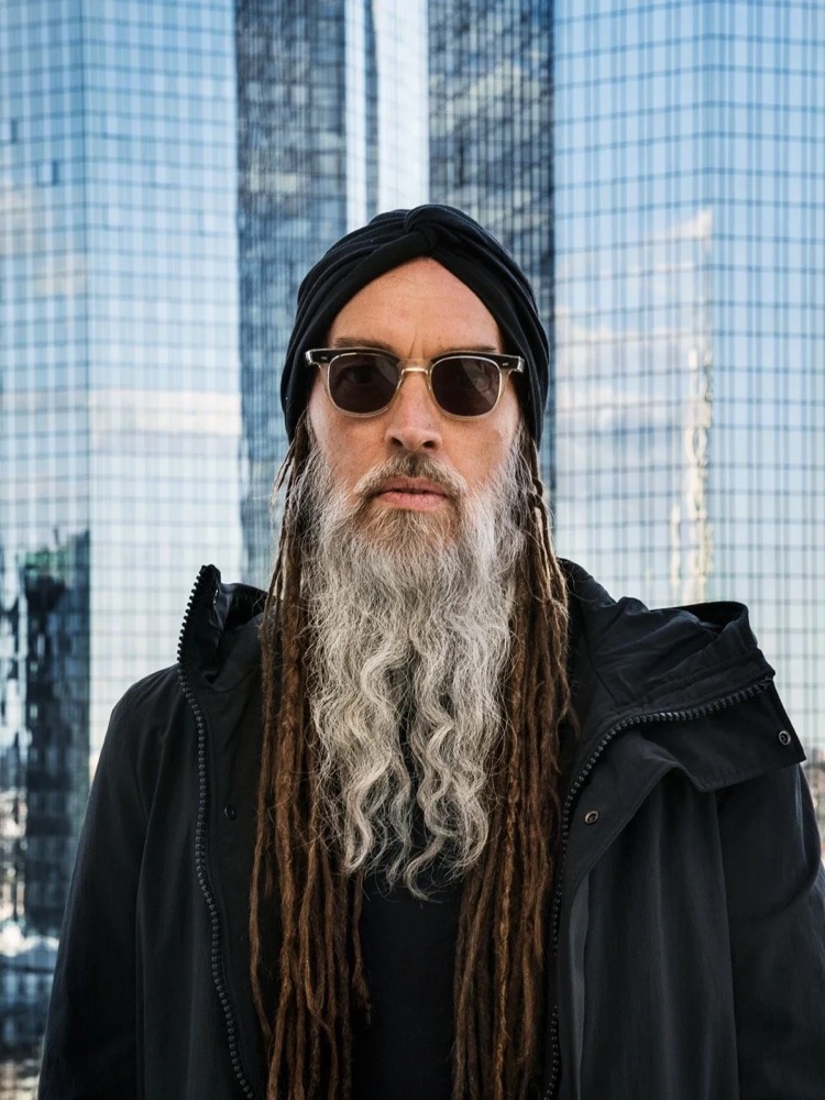 Porträt eines bärtigen Models mit Sonnenbrille vor Hochhäusern, Drykorn-Kampagne HW/AW 20 in Frankfurt
