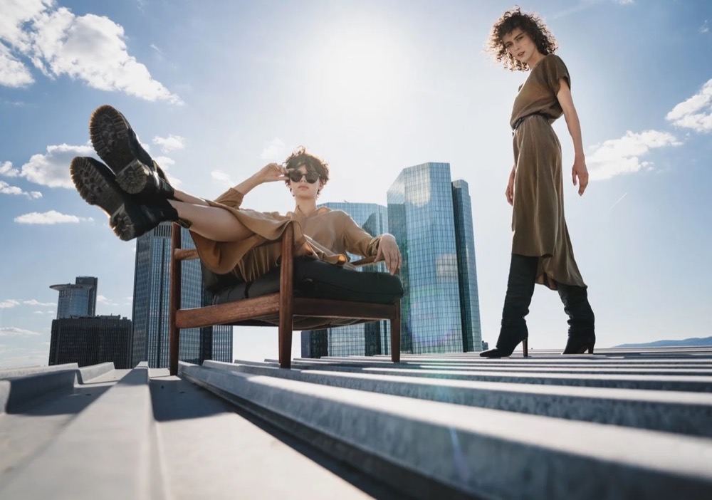Zwei Models auf einem Dach, eines mit den Beinen in der Luft, Drykorn-Kampagne HW/AW 20 in Frankfurt