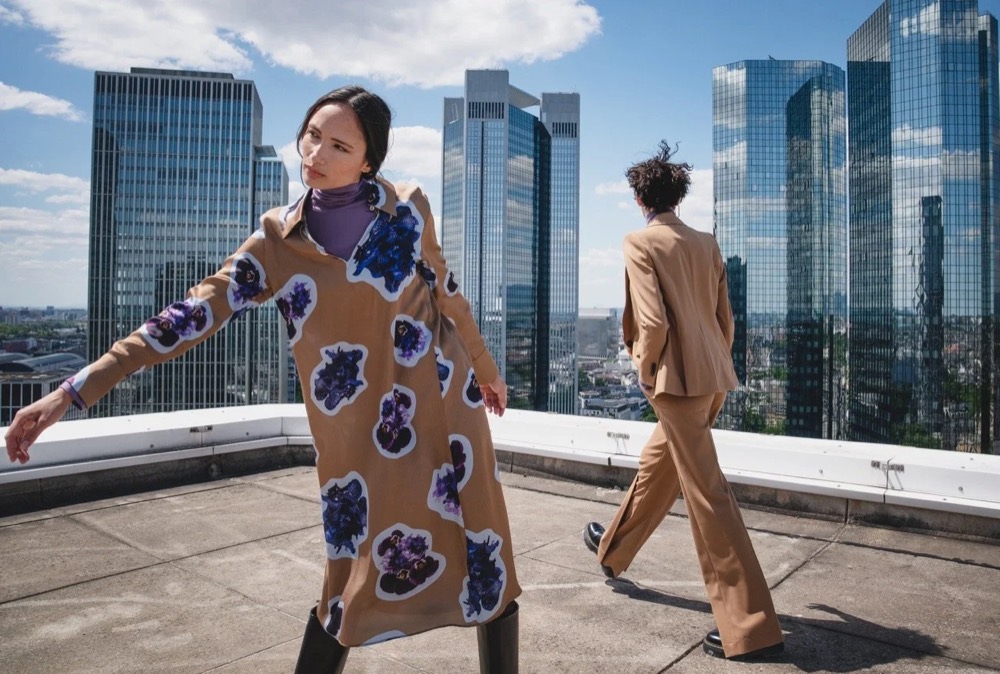 Zwei Models gehen über ein Dach, dahinter die Skyline, Drykorn-Kampagne HW/AW 20 in Frankfurt