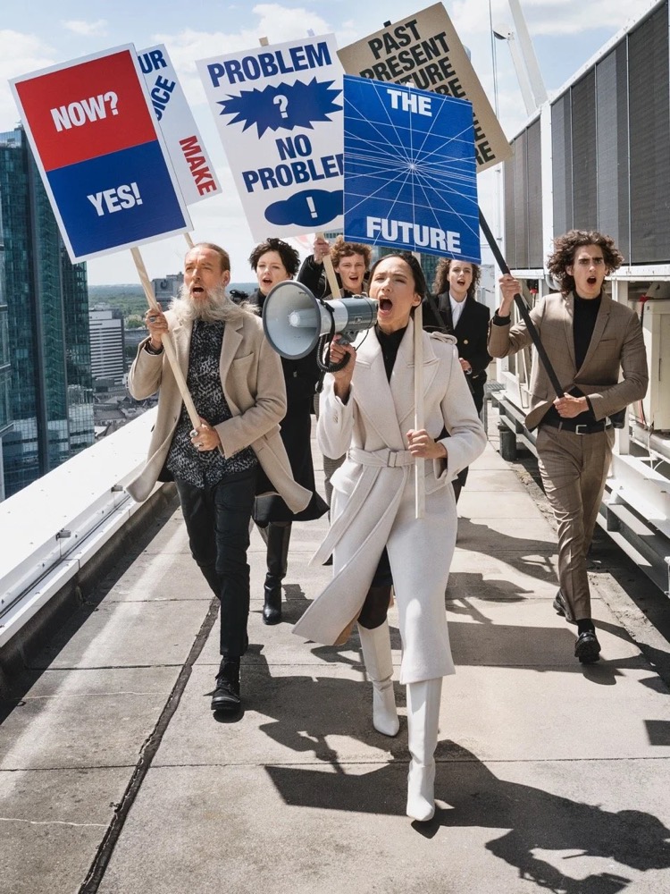 Gruppe von Models marschiert mit Protestschildern über ein Dach, Drykorn-Kampagne HW/AW 20 in Frankfurt