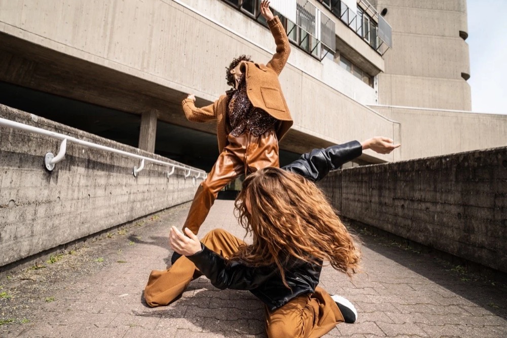 Model hockt auf einem Betondach, Drykorn-Kampagne HW/AW 22