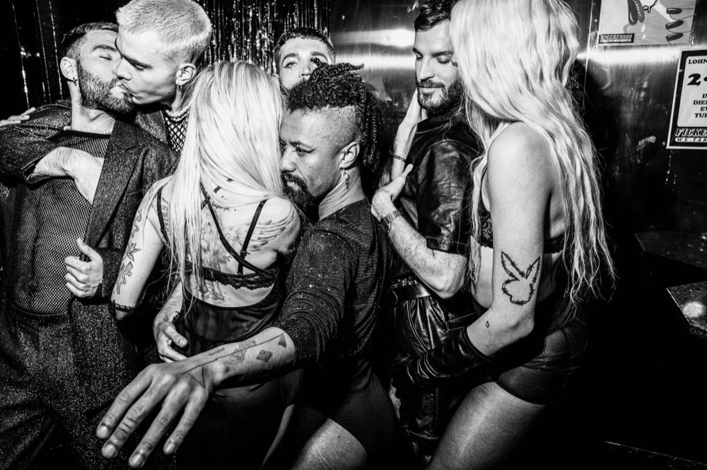 Schwarzweißaufnahme von Menschen auf einer Party, Drykorn-Kampagne HW/AW 22