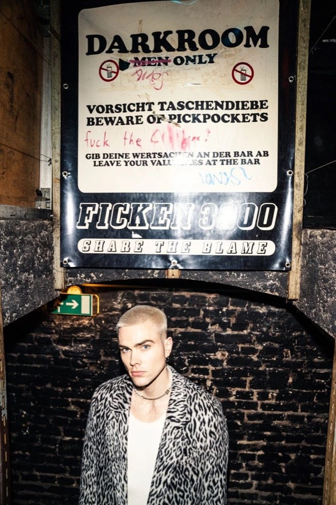 Model in Leopardenjacke unter einem Darkroom-Schild, Drykorn-Kampagne HW/AW 22