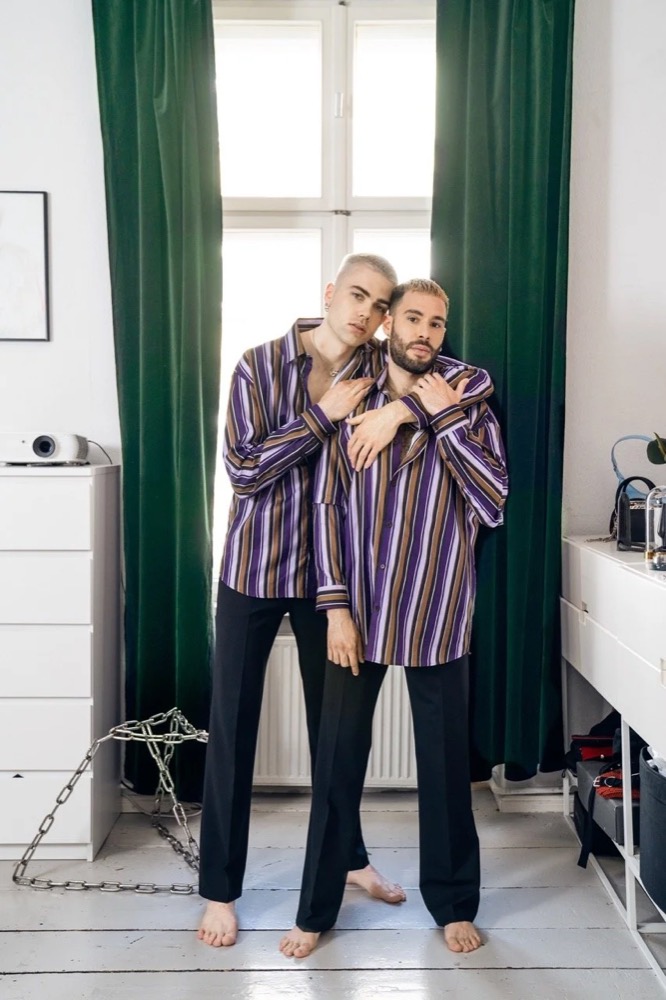 Zwei Männer in gestreiften Hemden in einer Wohnung, Drykorn-Kampagne HW/AW 22