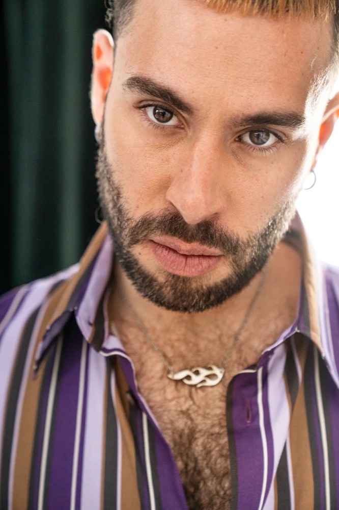 Nahaufnahme eines Mannes in gestreiftem Hemd mit Kette, Drykorn-Kampagne HW/AW 22