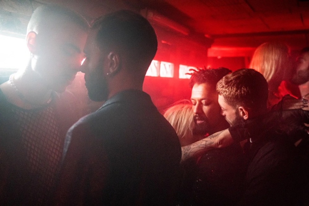 Paar in einer rot beleuchteten Bar, Drykorn-Kampagne HW/AW 22