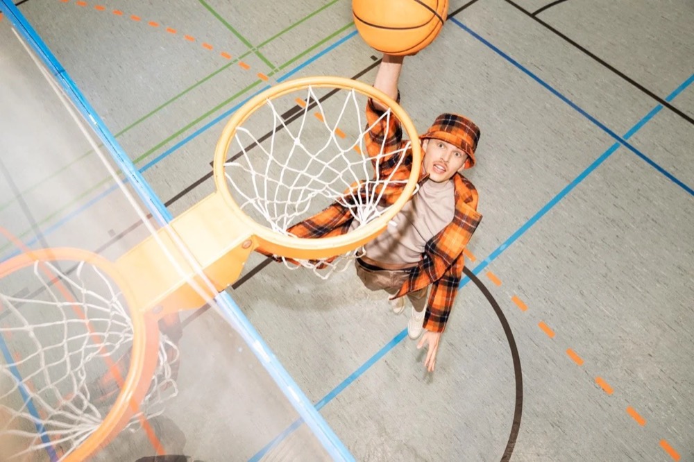 Basketballspieler unter einem Korb, von oben, Drykorn-Kampagne HW/AW 22