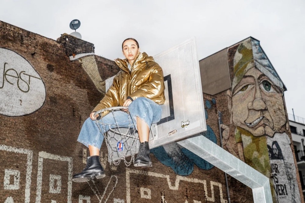 Zwei Models mit Basketball sitzen auf einer Mauer, Drykorn-Kampagne HW/AW 22