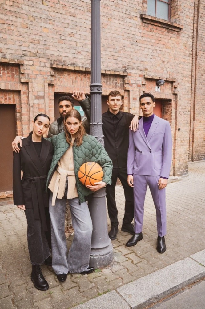 Vier Models mit Basketball vor einer Backsteinwand, Drykorn-Kampagne HW/AW 22