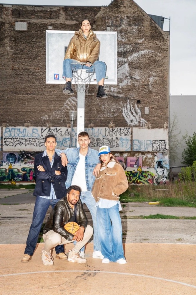 Gruppe von Models mit Basketball auf einem Streetcourt, Drykorn-Kampagne HW/AW 22