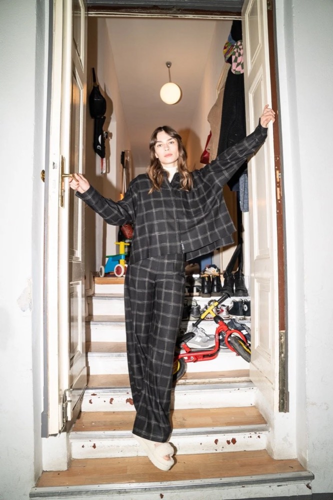 Model im karierten Anzug posiert in einem Treppenhaus, Drykorn-Kampagne HW/AW 22