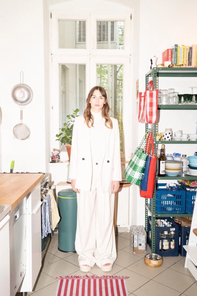 Model im weißen Anzug in einer Küche, Drykorn-Kampagne HW/AW 22